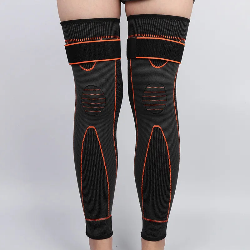 Una persona usa las rodilleras de compresión largas